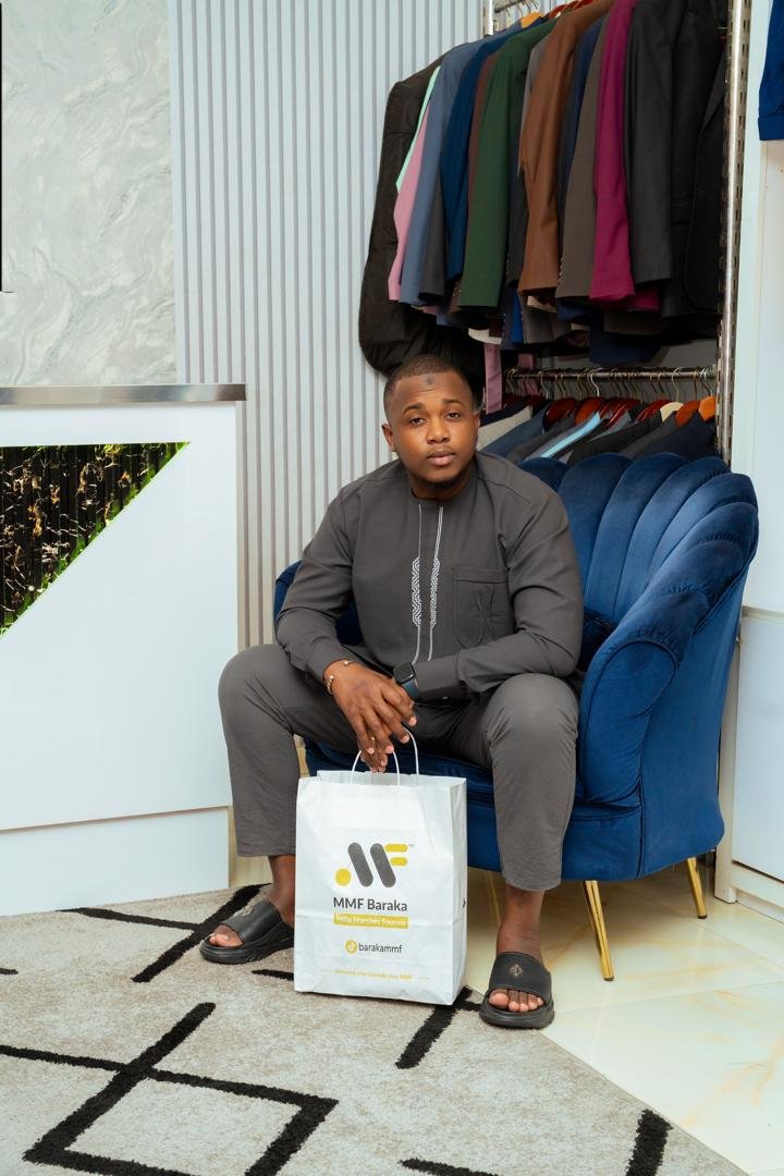 Client MMF Baraka dans la boutique de Dakar, sac de la maison à la main