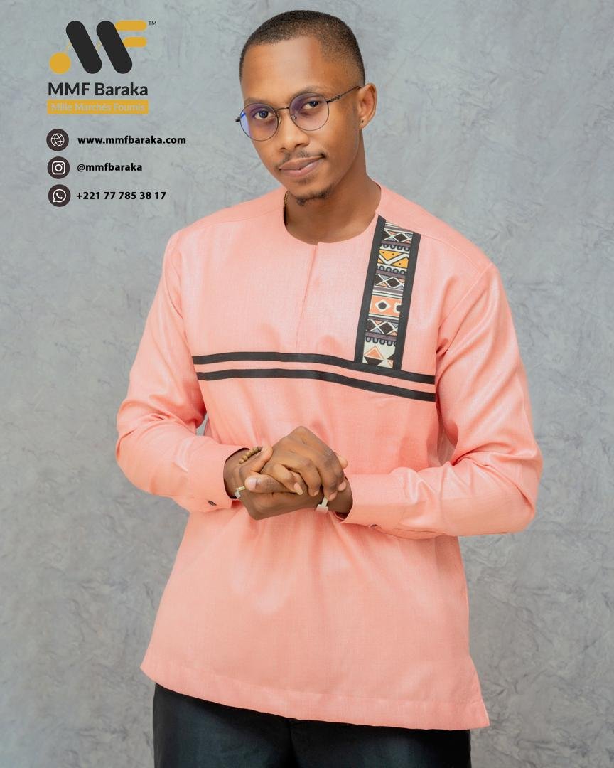 Chemise rose poudré à bandes noires et empiècement brodé à l'épaule
