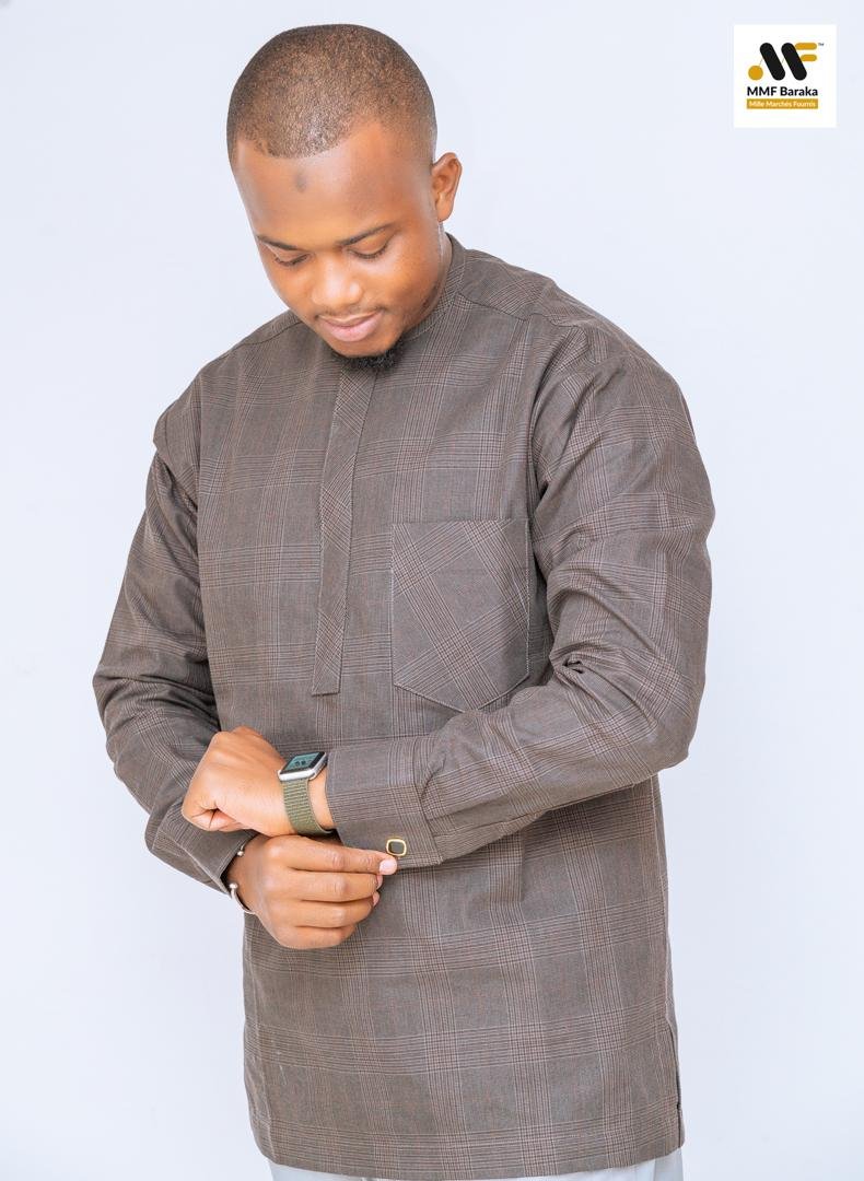 Chemise marron à fins carreaux, poche poitrine et poignets boutonnés