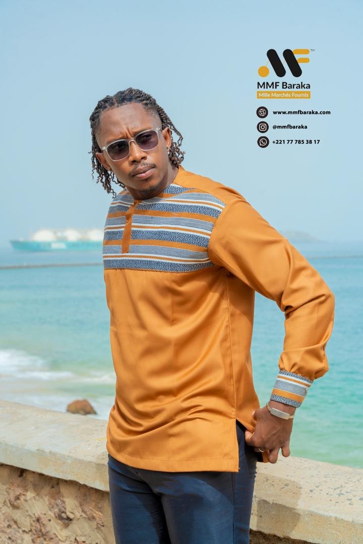 Chemise ocre à rayures colorées portée en bord de mer