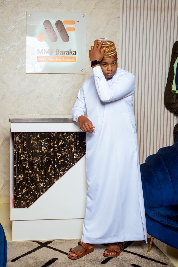 Djellaba blanche à coupe droite, portée avec une calotte brodée