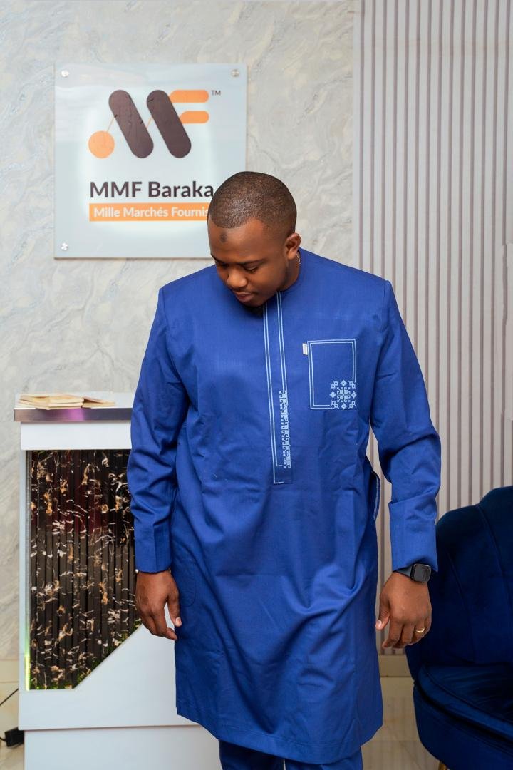 Kaftan bleu roi à broderie blanche sur le plastron