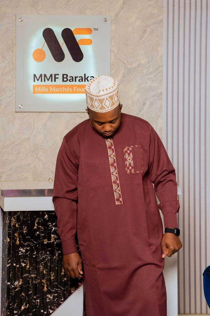 Kaftan bordeaux à broderie verticale et poche brodée