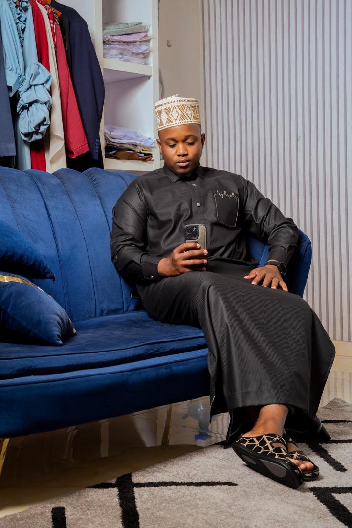 Kaftan noir en tissu satiné
