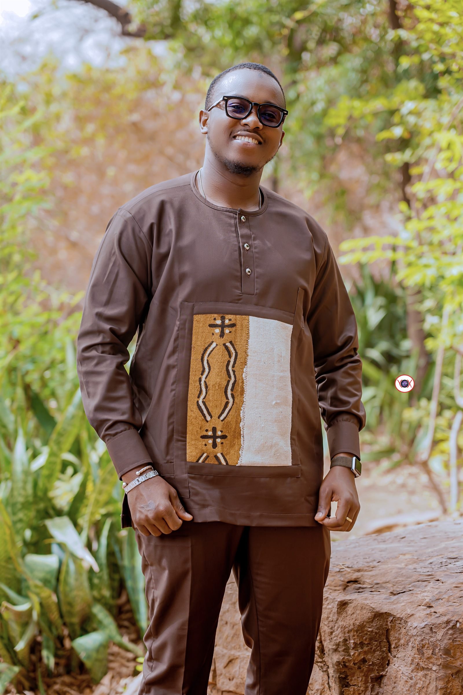 Ensemble marron MMF Baraka orné d'un panneau bogolan, porté en extérieur à Dakar